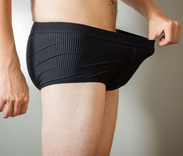 penis büyütme ameliyatından sonra bir adam külotunun içine bakıyor